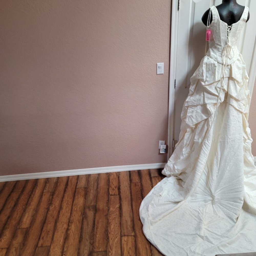 Wedding Season!! Rare - Stunning Candlelight NWT Bonny Bridal Gown - Picture 4 of 10